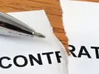 Okres wypowiedzenia umowa zlecenie - przerwana kartka z napisem contract
