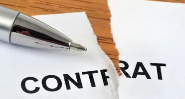 Okres wypowiedzenia umowa zlecenie - przerwana kartka z napisem contract