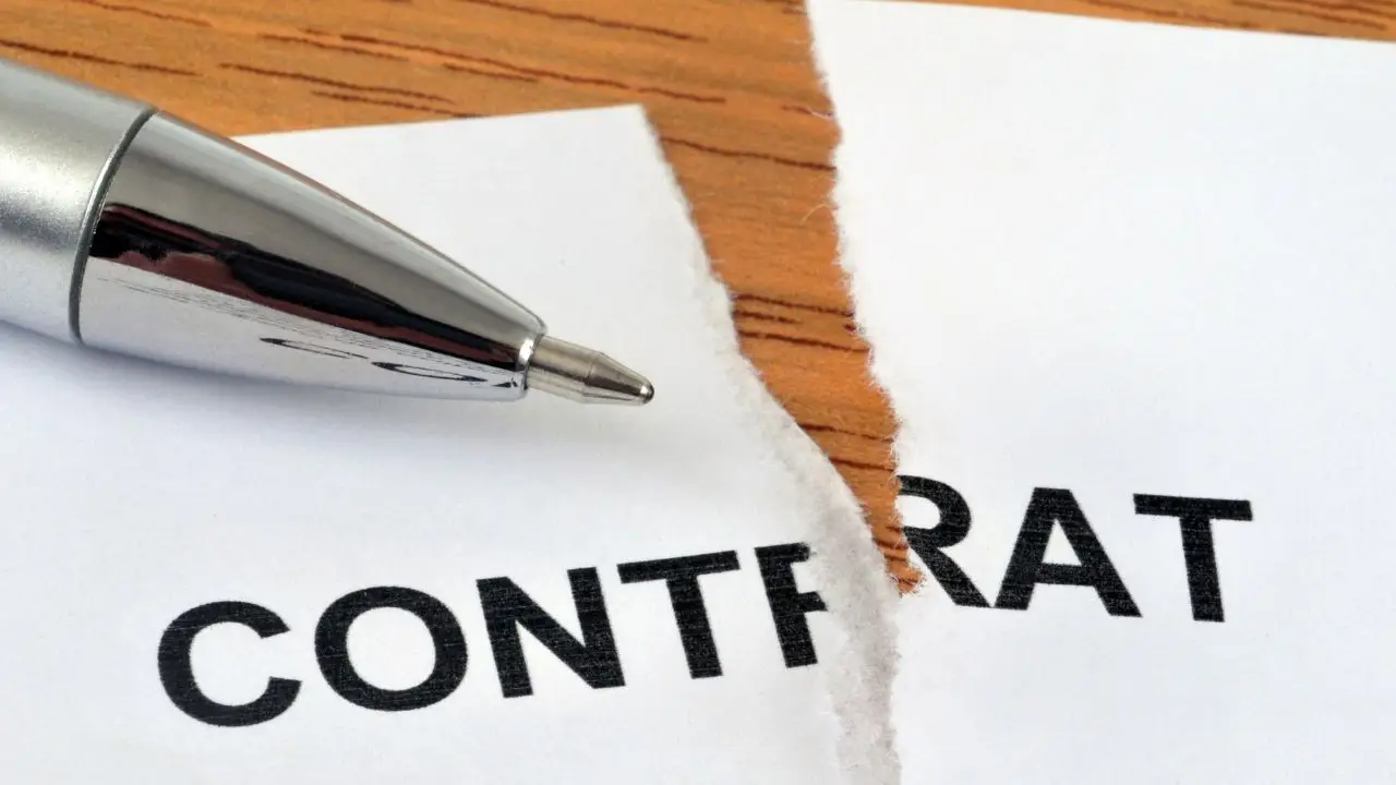 Okres wypowiedzenia umowa zlecenie - przerwana kartka z napisem contract
