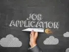 Napis job application na tablicy - podanie o pracę a list motywacyjny