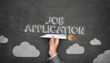 Napis job application na tablicy - podanie o pracę a list motywacyjny