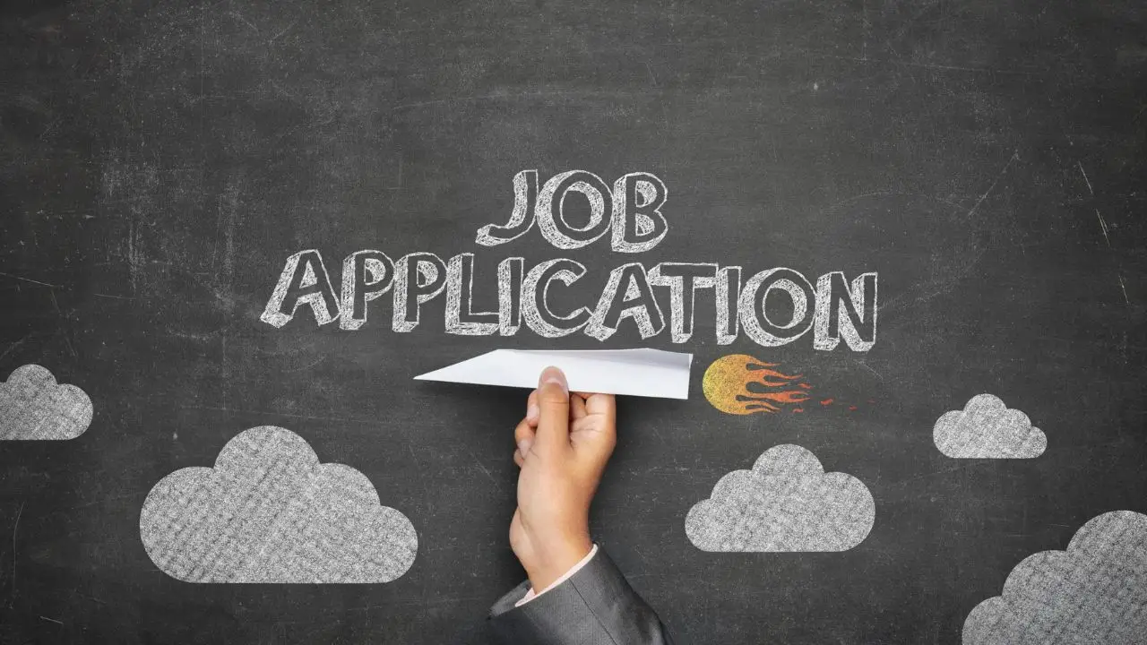 Napis job application na tablicy - podanie o pracę a list motywacyjny