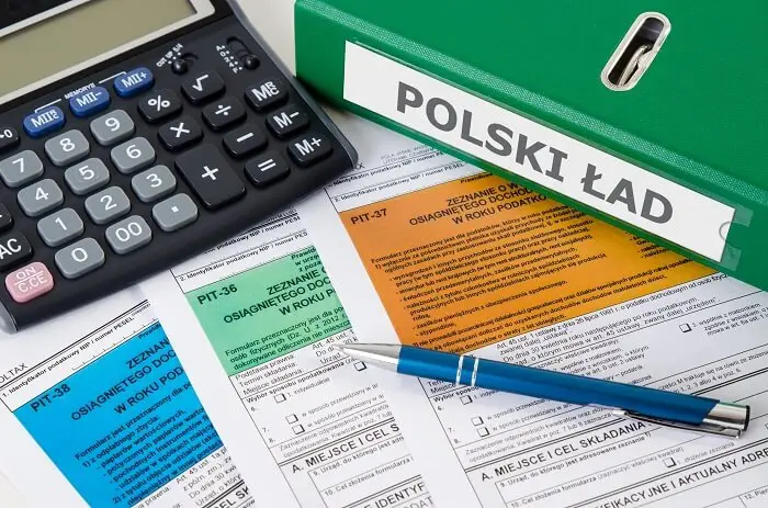 segregator z napisem polski ład na biurku