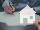 Wypowiedzenie umowy najmu - zbliżenie na podpisywanie umowy na tle grafiki domu