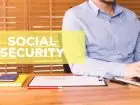 ZUS Z3 - social security napis na tle zdjęcia przedstawiającego mężczyznę pracującego przy biurku