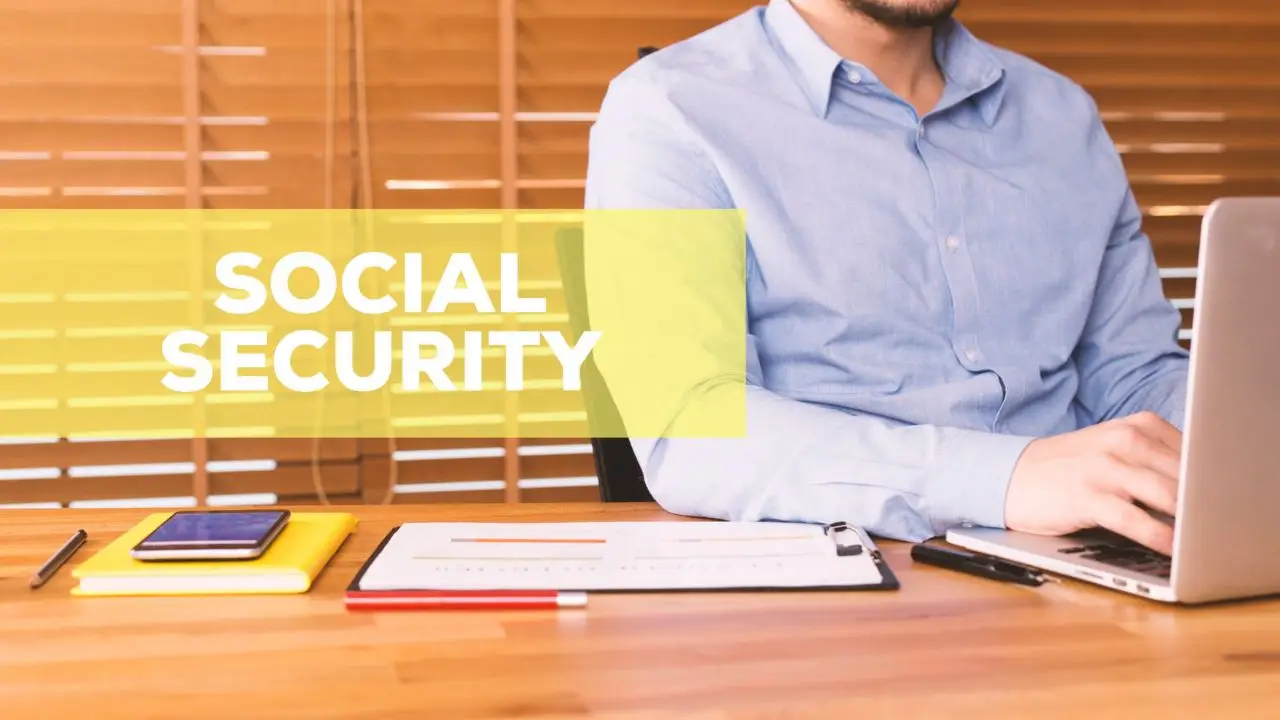 ZUS Z3 - social security napis na tle zdjęcia przedstawiającego mężczyznę pracującego przy biurku