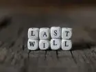 Dziedziczenie testamentowe - napis z klocków po angielsku last will - ostatnia wola
