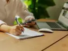 Mężczyzna piszący list motywacyjny