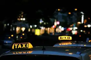 Jak zostać taksówkarzem? Dowiedz się, jakie warunki trzeba spełnić