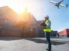 Logisty stojacy na placu przy kontenerach