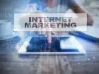 Marketing internetowy - kobieta korzystająca z tableta