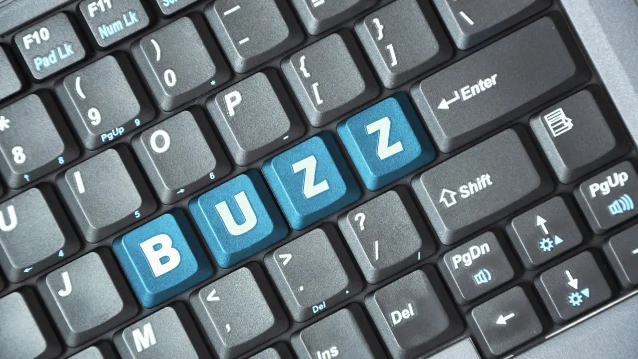 Marketing szeptany - napis buzz na klawiaturze komputerowej