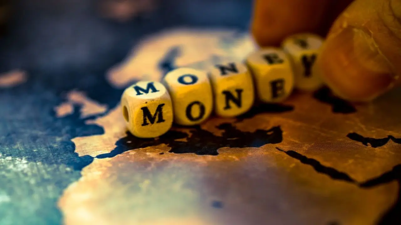 Podanie o podwyżkę - napis money na mapie