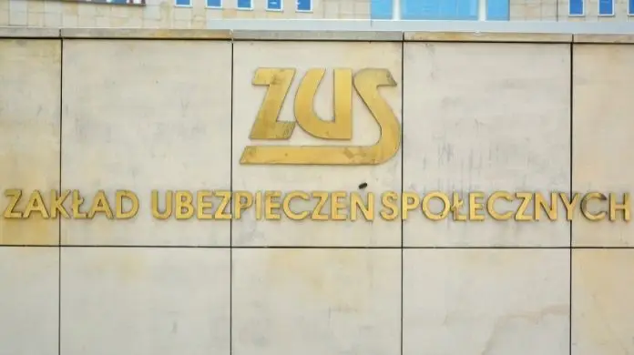 Praca w ZUS - logotyp ZUS na ścianie budynku