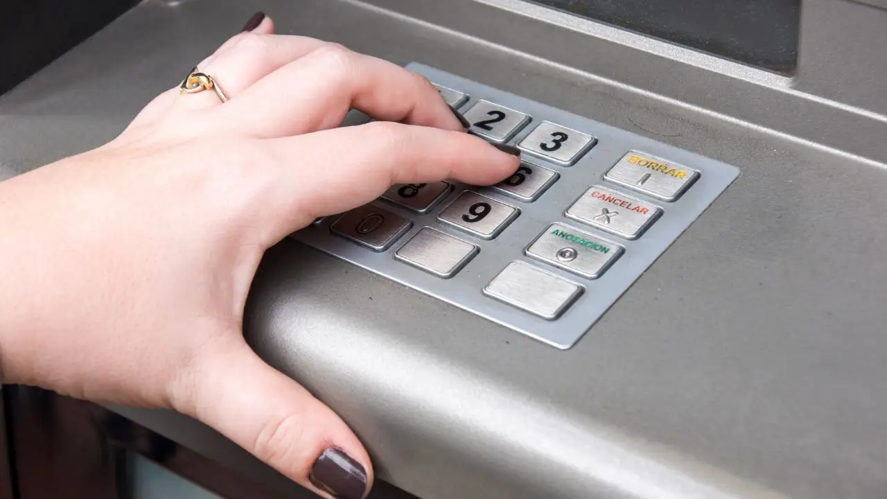 SWIFT - zbliżenie na klawisze w bankomacie