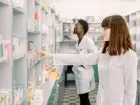 Technik farmacji w trakcie pracy w aptece