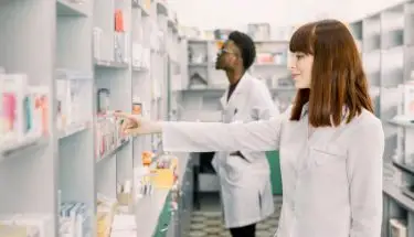 Technik farmacji w trakcie pracy w aptece