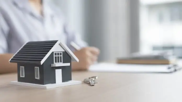 Wniosek o wykreślenie hipoteki - figurka domu i klucze na stole