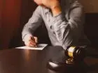 Zachowek - mężczyzna piszący dokument przy młodu sędziwoskim