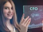 Uśmiechnieta kobieta trzmajaca ekran z wykresami i napisem CFO