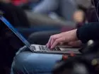 SUDOP - mężczyzna korzystający z laptopa