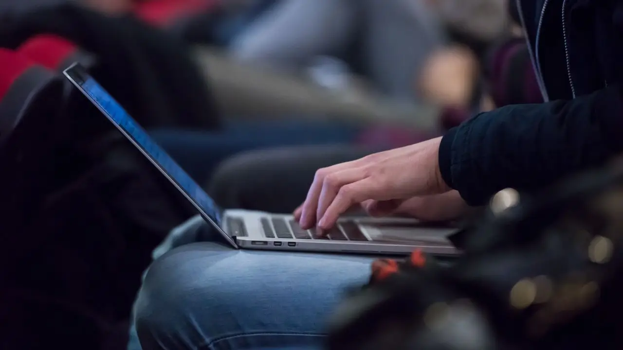 SUDOP - mężczyzna korzystający z laptopa