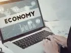Ekonomista - napis economy na ekranie laptopa