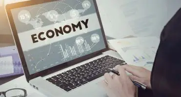 Ekonomista - napis economy na ekranie laptopa