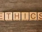 Etyka zawodowa - napis ethics z klocków na drewnianym tle