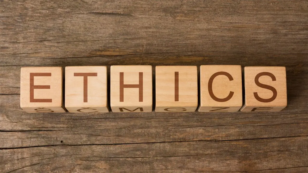 Etyka zawodowa - napis ethics z klocków na drewnianym tle