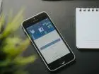 Facebook Workplace - telefon z logiem Facebooka na ekranie