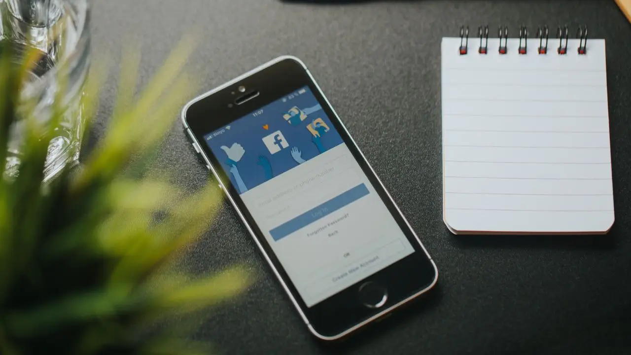 Facebook Workplace - telefon z logiem Facebooka na ekranie