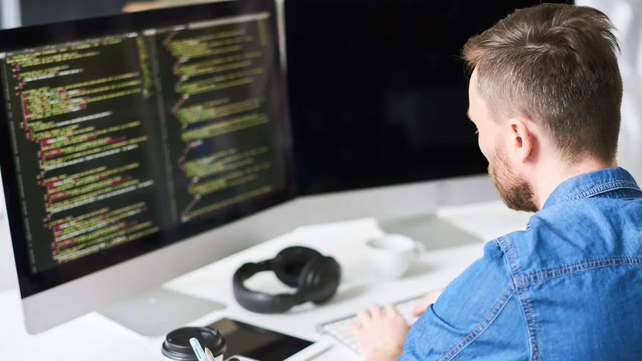 Frond end developer - mężczyzna programista przy komputerze