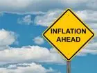 Inflacja luty 2022 - znak drogowy z napisem inflation ahead na tle nieba