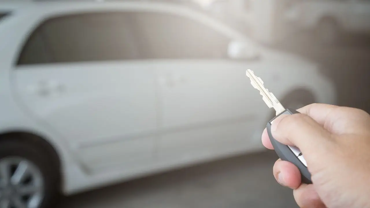 Leasing operacyjny a finansowy - samochód i kluczyki w dłoni