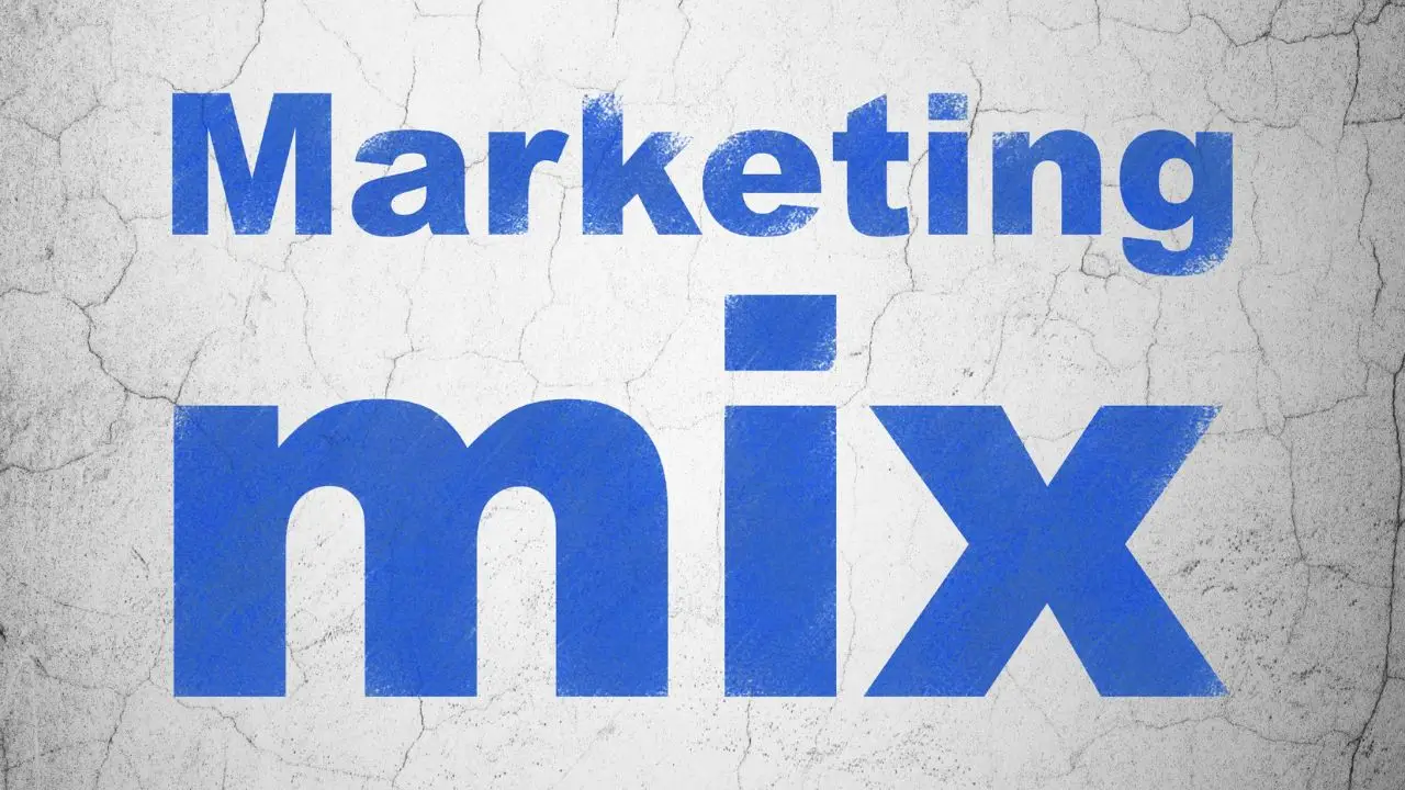 Marketing mix - napis na marmurkowym tle