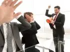Niesubordynacja - pracownicy zatykający uszy, gdy trzeci krzyczy przez megafon