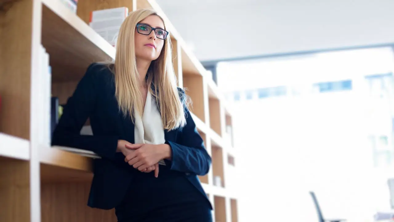 office manager - kobieta w biurze