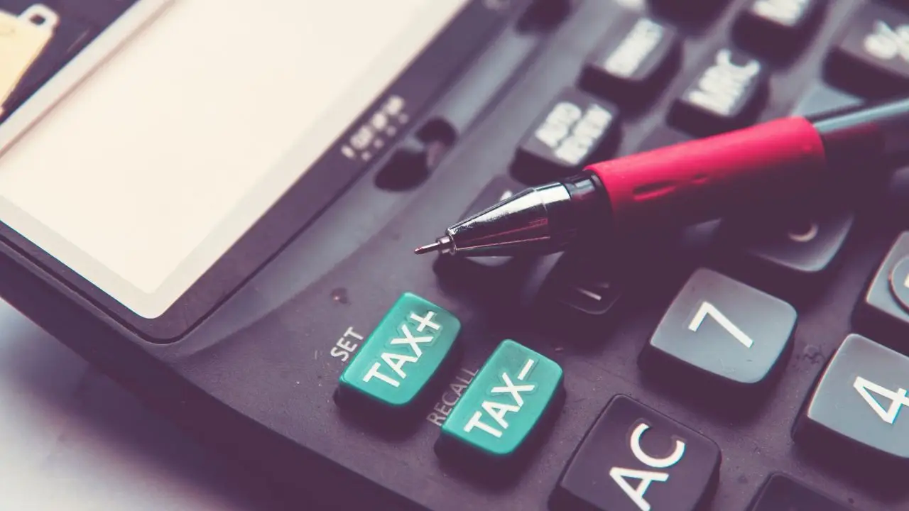 PCC-3 - zbliżenie na kalkulator i długopis, klawisze z napisem tax na kalkulatorze