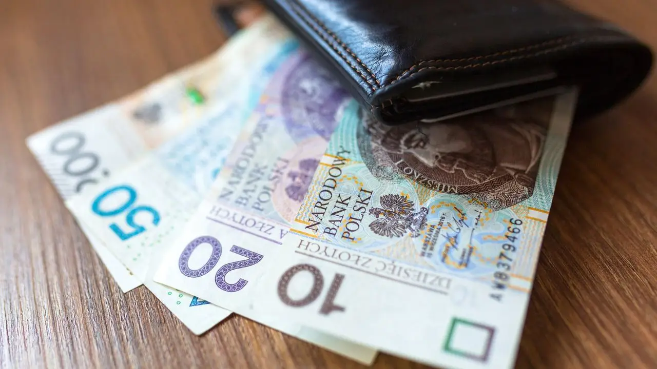 Polskie banknoty wystające z portfela
