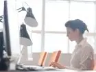Pracownik administracyjno-biurowy - kobieta pracująca w biurze