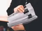 Referent - kobieta ze stosem dokumentów w dłoniach