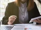 Ryczałt ewidencjonowany - kobieta dokonująca obliczeń