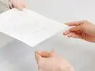 ZUS RMUA - zbliżenie na dłonie osób, które przekazują sobie dokument