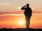 Życiorys do wojska - sylwetka salutującego żołnierza na tle zachodzącego słońca