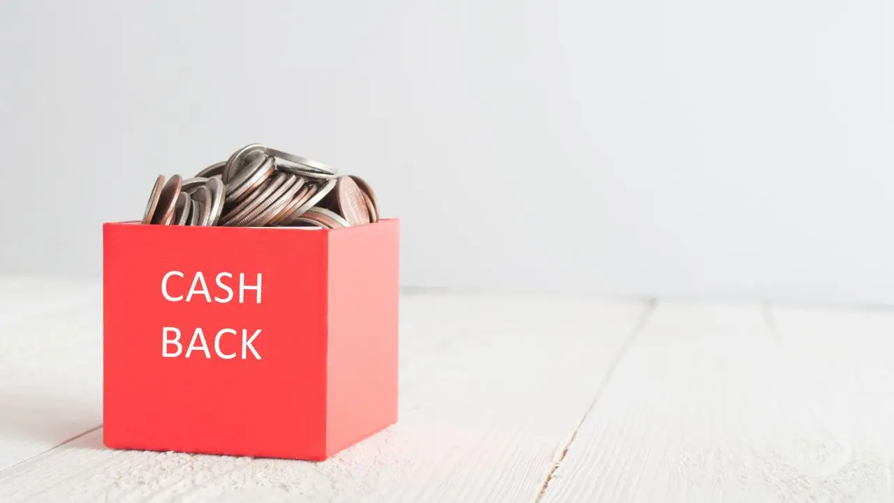 Cashback - napis na czerwonym pojemniku z monetami