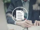 Curriculum Vitae - mężczyzna piszący dokument