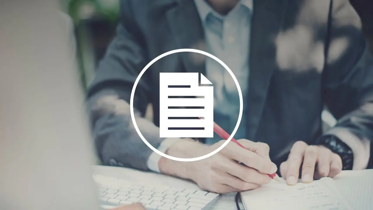 Curriculum Vitae - mężczyzna piszący dokument
