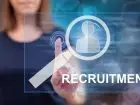 Jak napisać ogłoszenie o pracę - kobieta wskazujaca palcem na lupę i napis recruitment