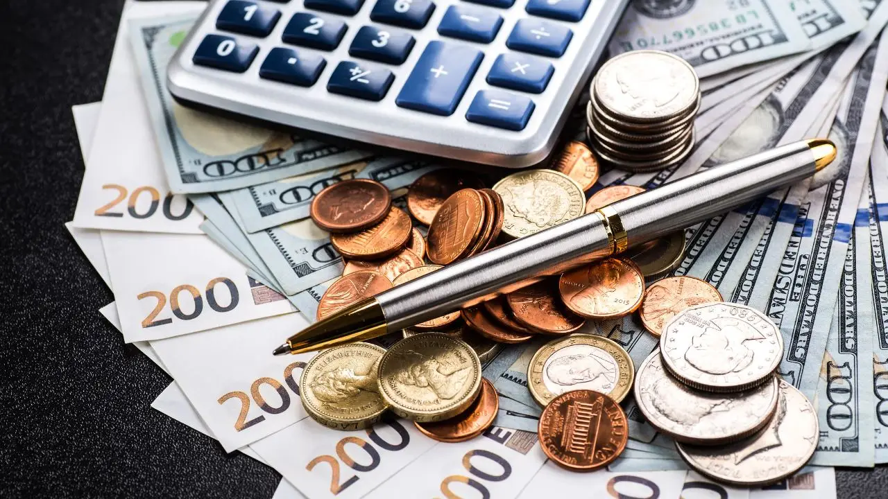 Kariera w finansach - pieniądze, długopis i kalkulator